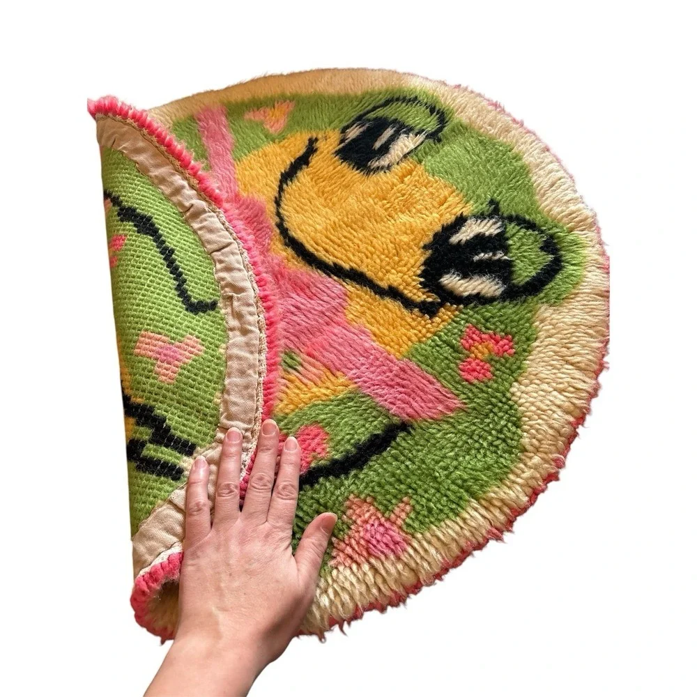 Handmade Tufted Frog Flower round rug vintage